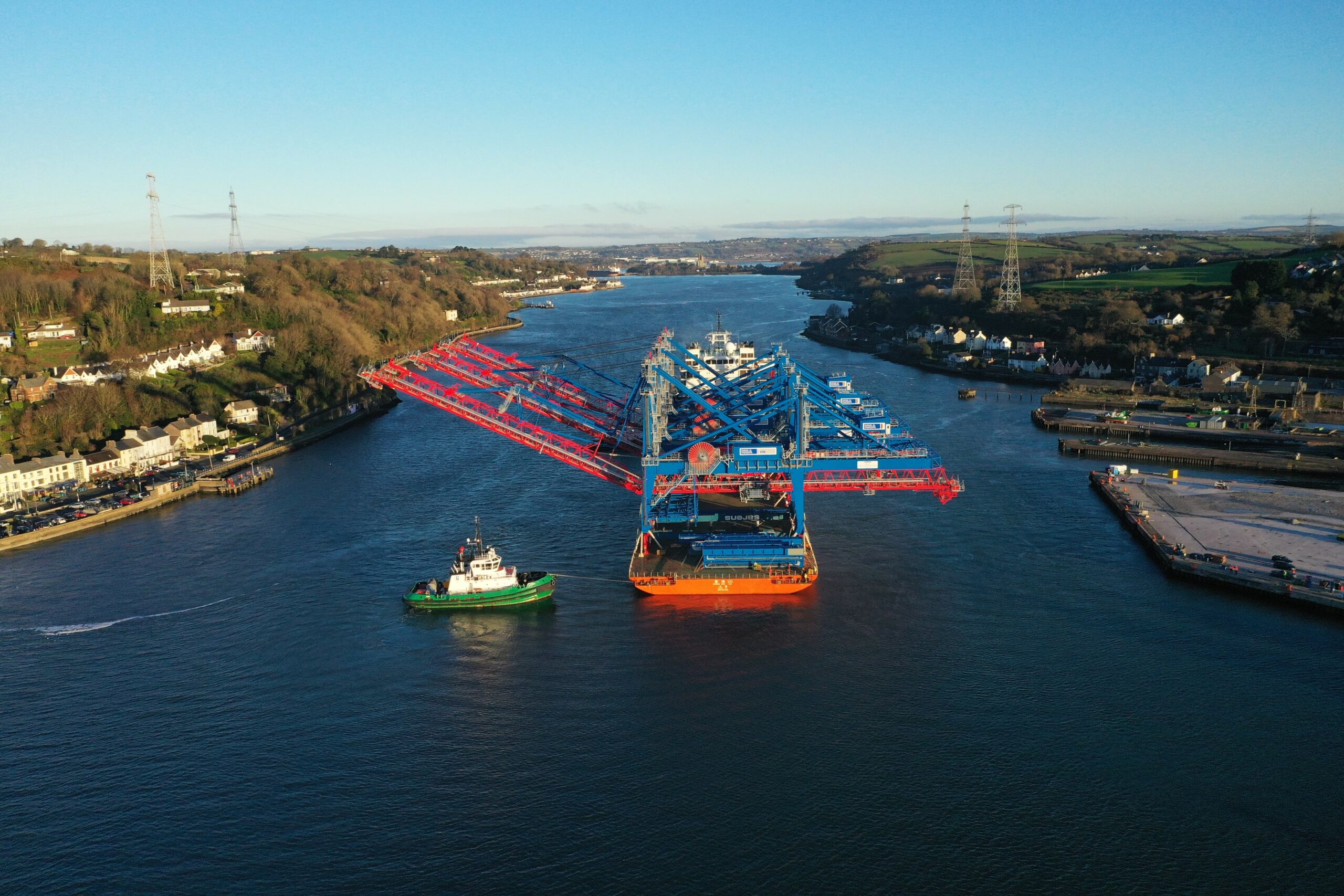 Riesen-Schiff auf Fluss