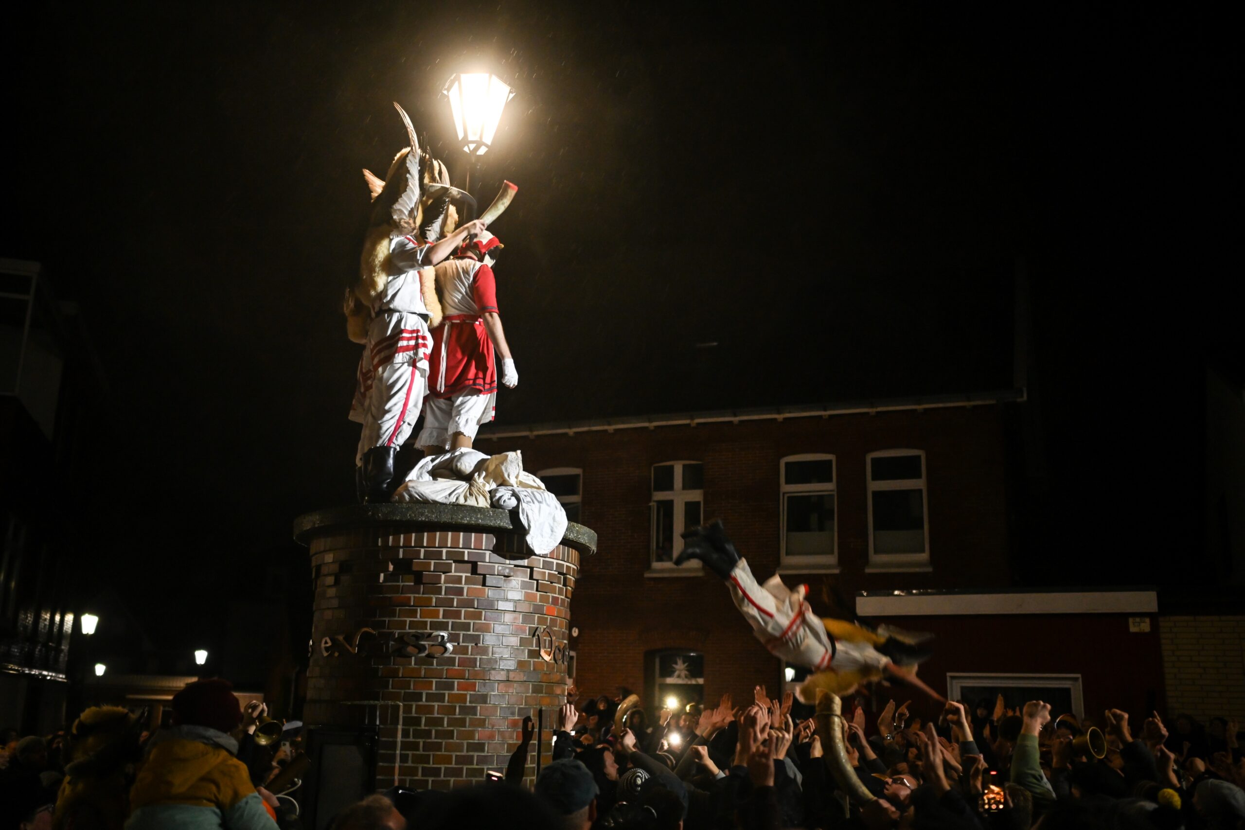 Borkum: Die Klaasohms springen zum Abschluss des Klaasohms 2024 nacheinander von der Säule des Vereins Borkumer Jungens.