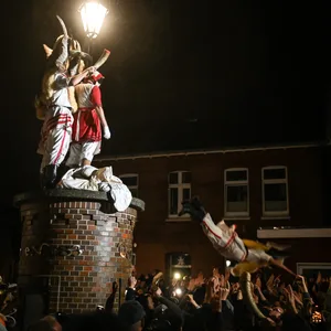 Borkum: Die Klaasohms springen zum Abschluss des Klaasohms 2024 nacheinander von der Säule des Vereins Borkumer Jungens.