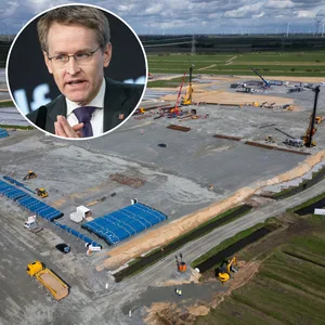 Schleswig-Holsteins Ministerpräsident Daniel Günther (CDU) setzt weiter auf die Batteriefabrik von Northvolt (Collage: Archivbild).