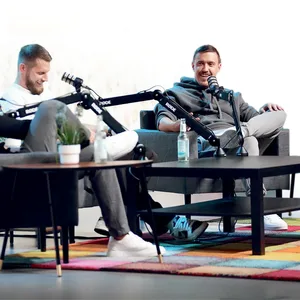 Martin Harnik, Aaron Hunt und Max Kruse sitzen bei ihrer Podcast-Aufnahme nebeneinander auf Sesseln