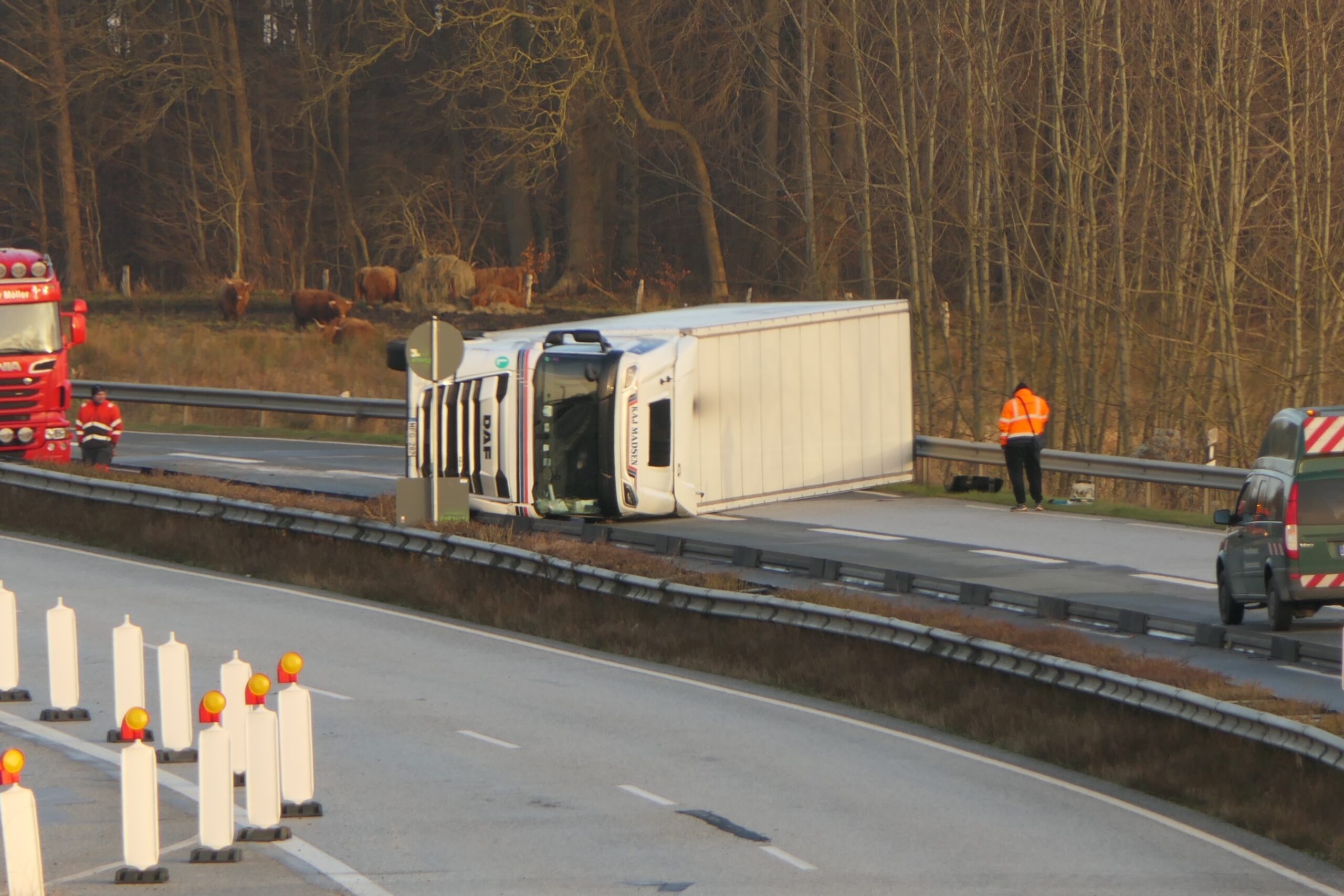 Der Lkw liegt auf der Seite und blockiert die Autobahn.