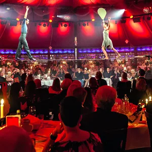 Essen und Unterhaltung: Beides bieten Dinnershows wie „Palazzo“.