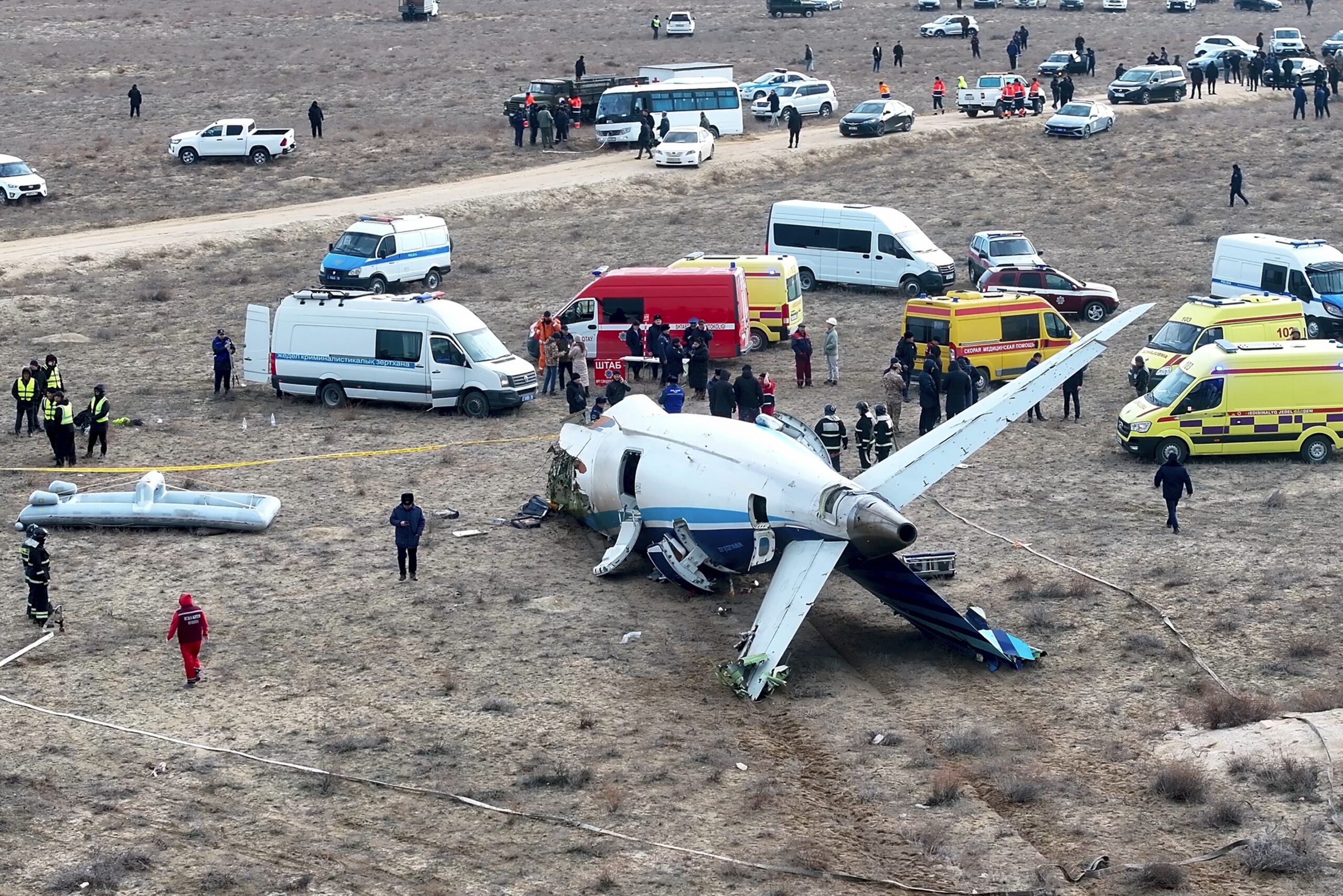 Das Wrack der Embraer 190 der Azerbaijan Airlines liegt in der Nähe des Flughafens von Aktau.