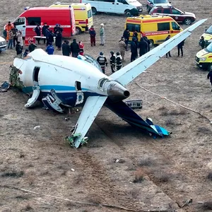 Das Wrack der Embraer 190 der Azerbaijan Airlines liegt in der Nähe des Flughafens von Aktau.