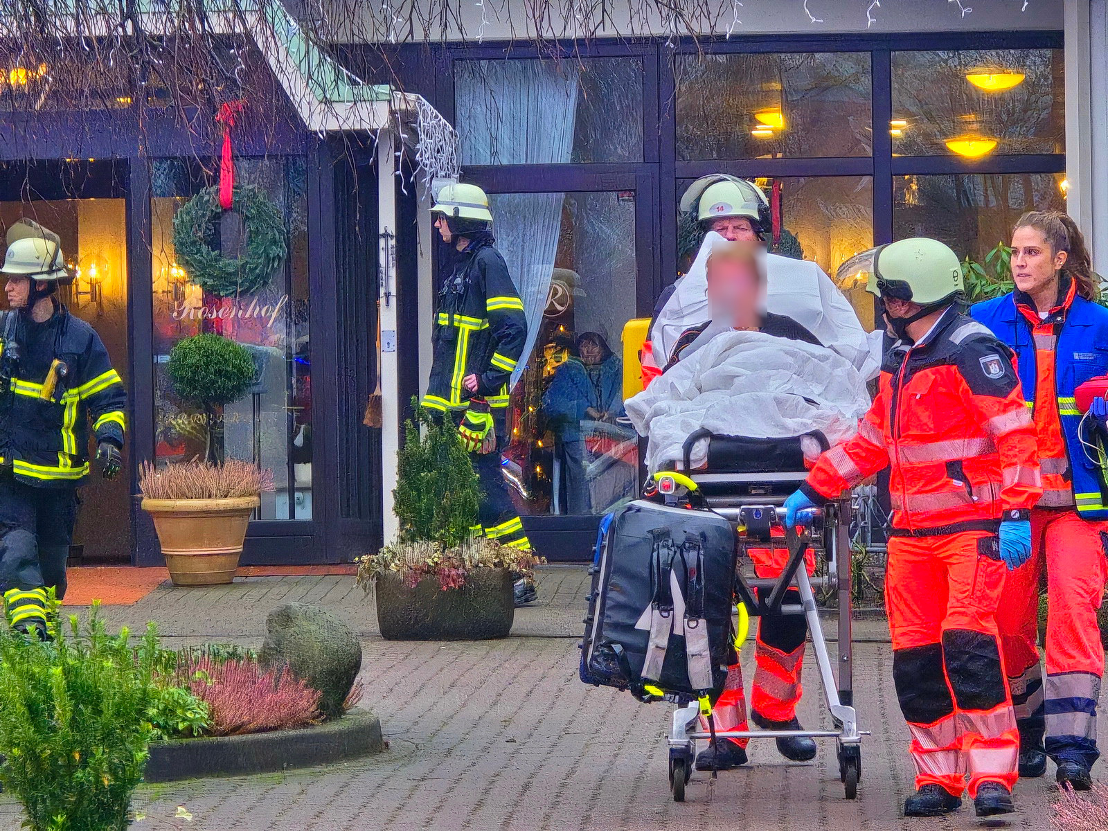 Dutzende Rettungskräfte waren im Einsatz am zweiten Weihnachtsfeiertag.