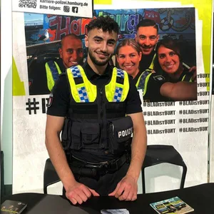Sohel hat seine Ausbildung erfolgreich beendet und ist nun Streifenpolizist am PK 11 (St. Georg).