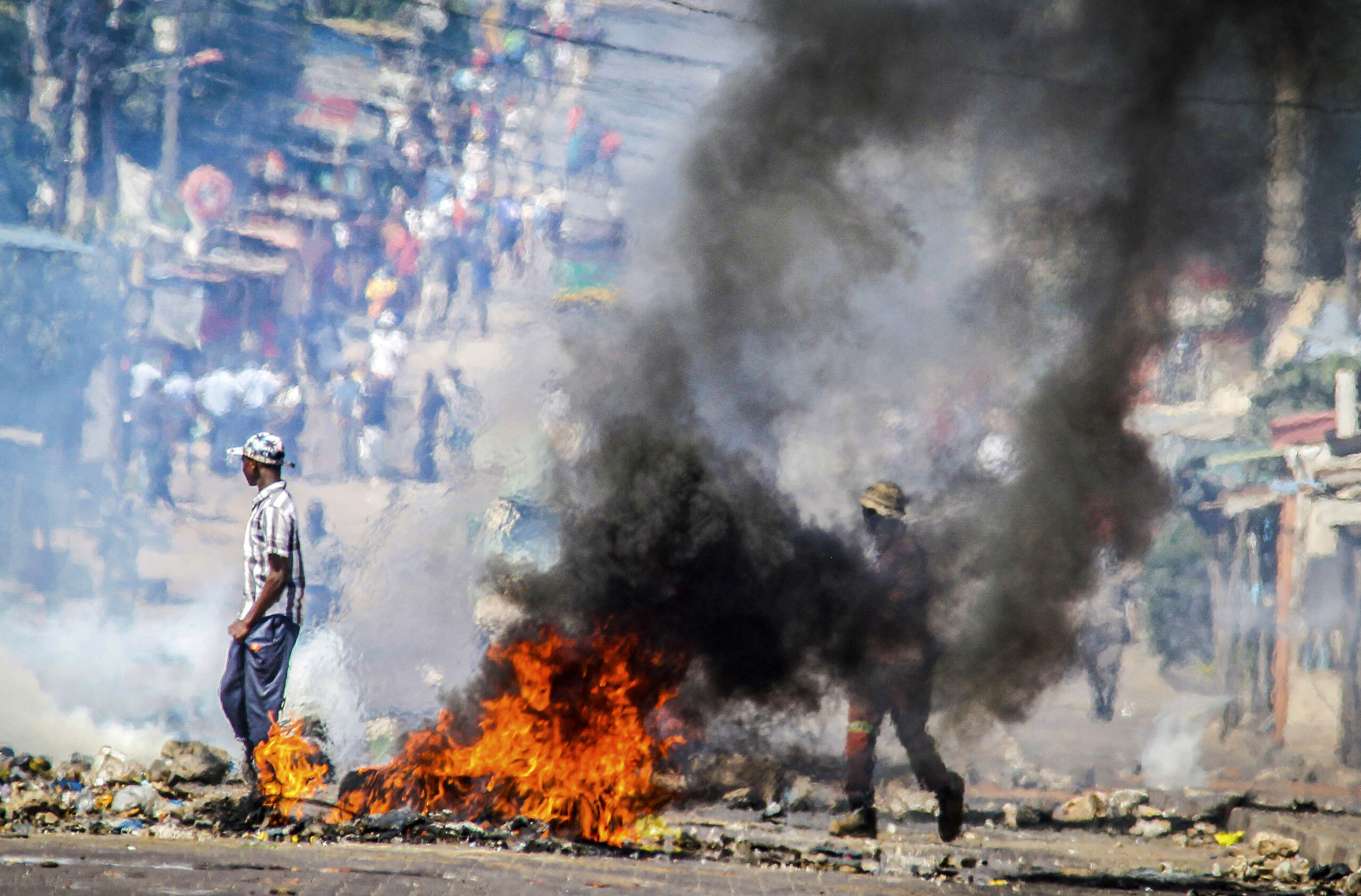 Eine Barrikade brennt in Mosambiks Hauptstadt Maputo. Die Proteste haben das Land erfasst, nachdem die Opposition die Ergebnisse der Wahlen abgelehnt hat, die eine Verlängerung der 58-jährigen Herrschaft der Frelimo-Partei zur Folge hatten.