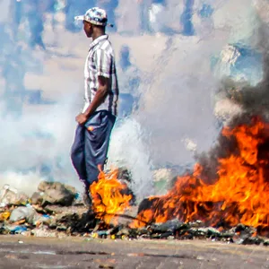 Eine Barrikade brennt in Mosambiks Hauptstadt Maputo. Die Proteste haben das Land erfasst, nachdem die Opposition die Ergebnisse der Wahlen abgelehnt hat, die eine Verlängerung der 58-jährigen Herrschaft der Frelimo-Partei zur Folge hatten.