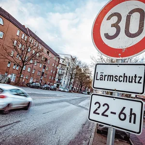 Wie hier auf der Holstenstraße gilt künftig auf vielen weiteren Straßen in Hamburg nachts Tempo 30.