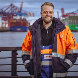 Kay Jäger vor dem Containerterminal Burchardkai in Waltershof
