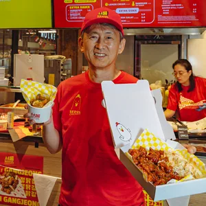 Shin-Won Kang (60) in seinem Imbiss „Seoul Chicken“ im „Rewe“ in den Zeisehallen