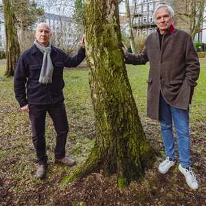 Anwohner Michael Seydel (l.) und Roland Lappin kämpfen für den grünen Hinterhof an der Dorotheenstraße.