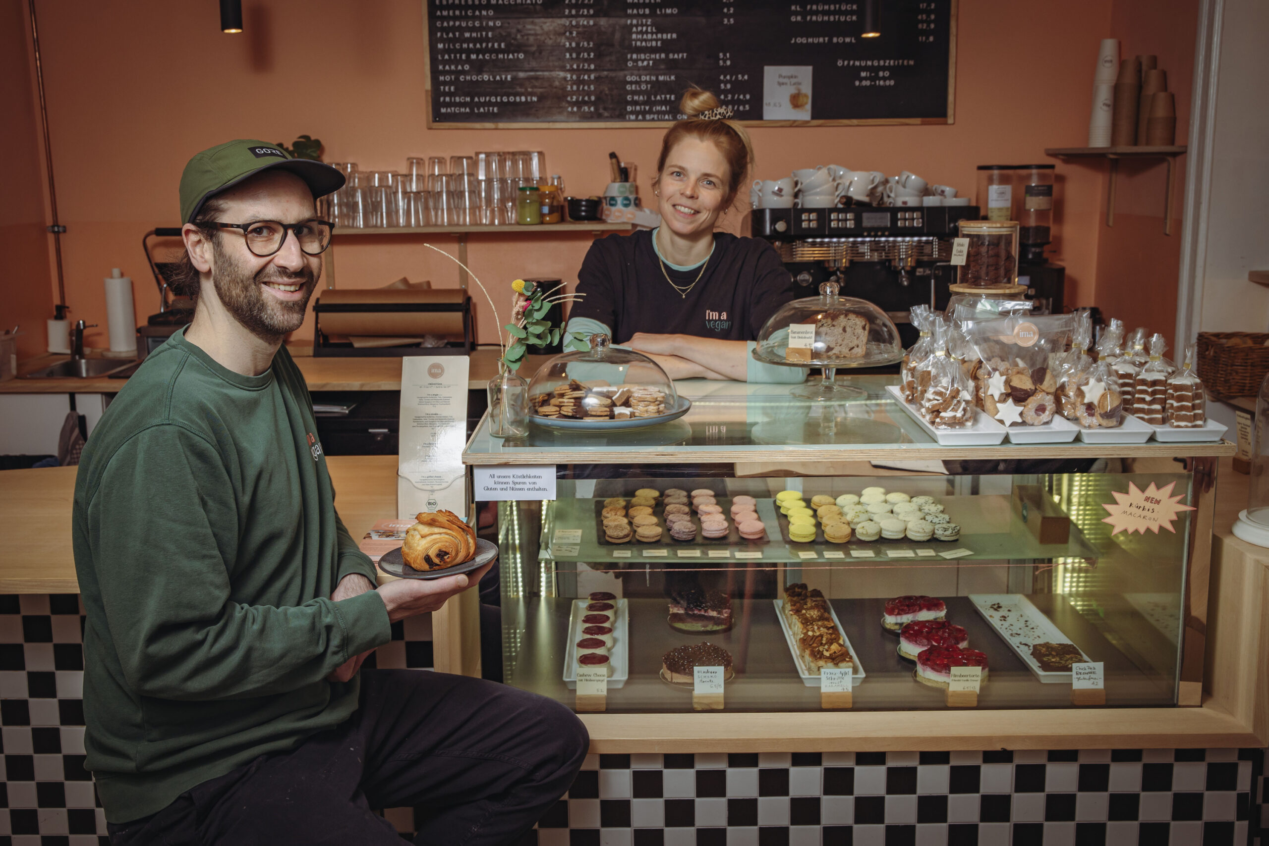 Ein Mann und eine Frau an einer Kuchentheke