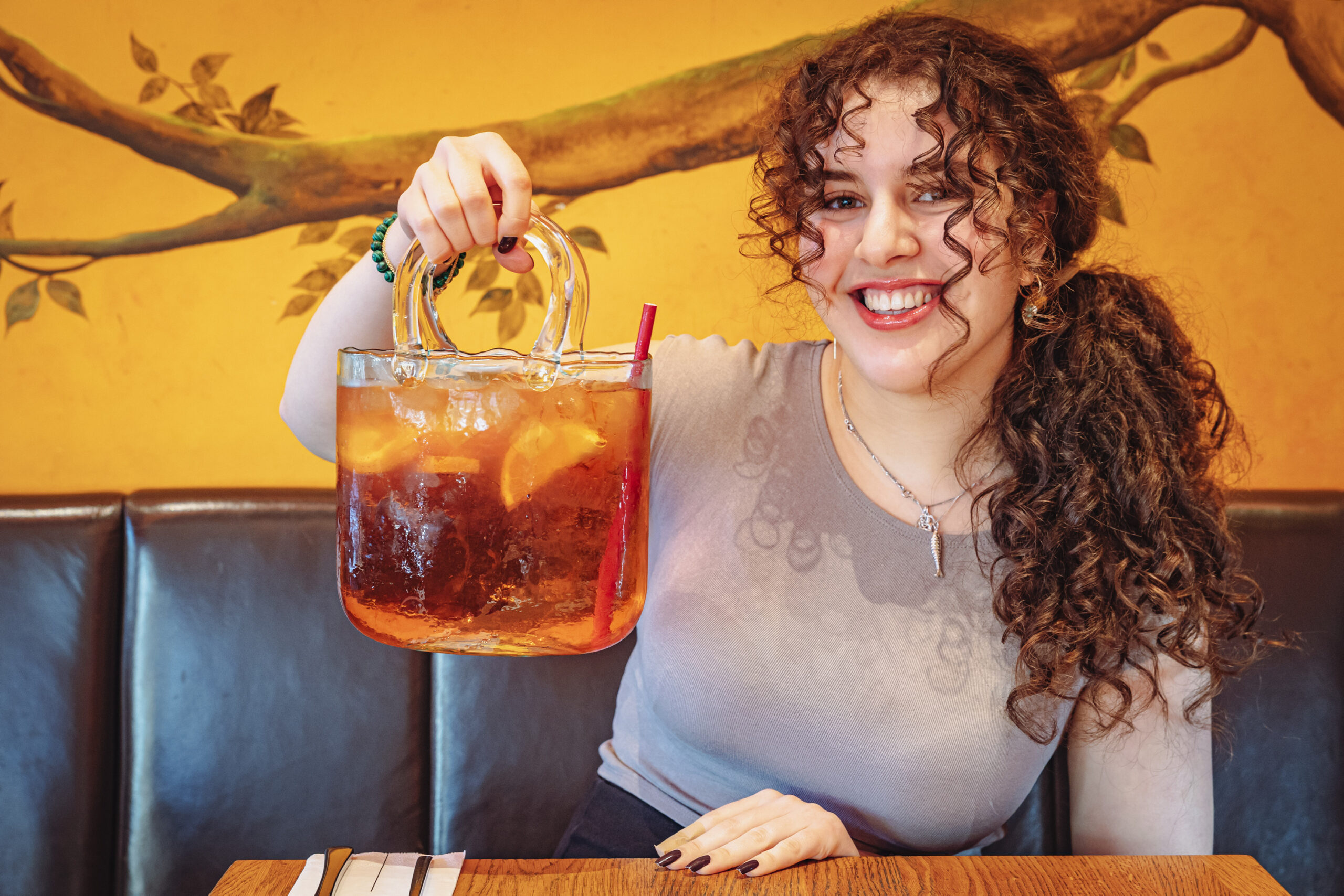 Prost! Lina (21) präsentiert die gläserne Handtasche mit Aperol Spritz.