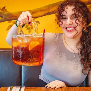 Prost! Lina (21) präsentiert die gläserne Handtasche mit Aperol Spritz.