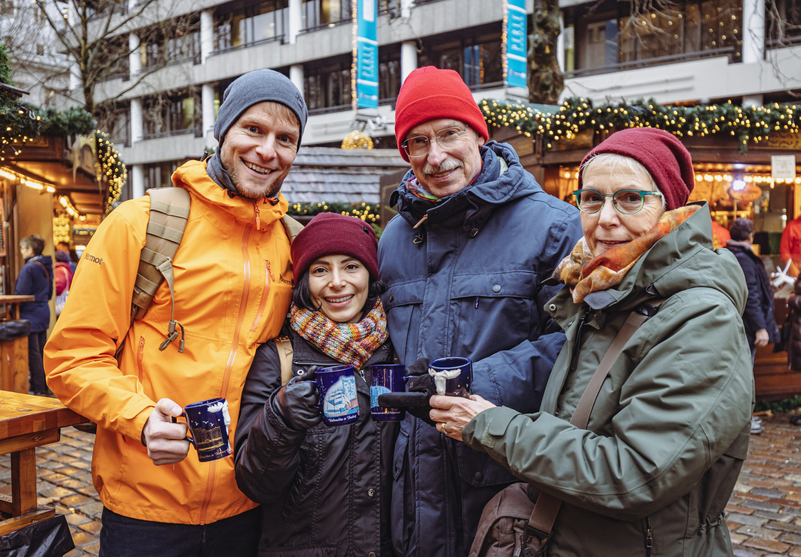 Vier Personen auf dem Weihnachtsmarkt