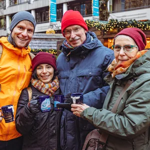 Vier Personen auf dem Weihnachtsmarkt