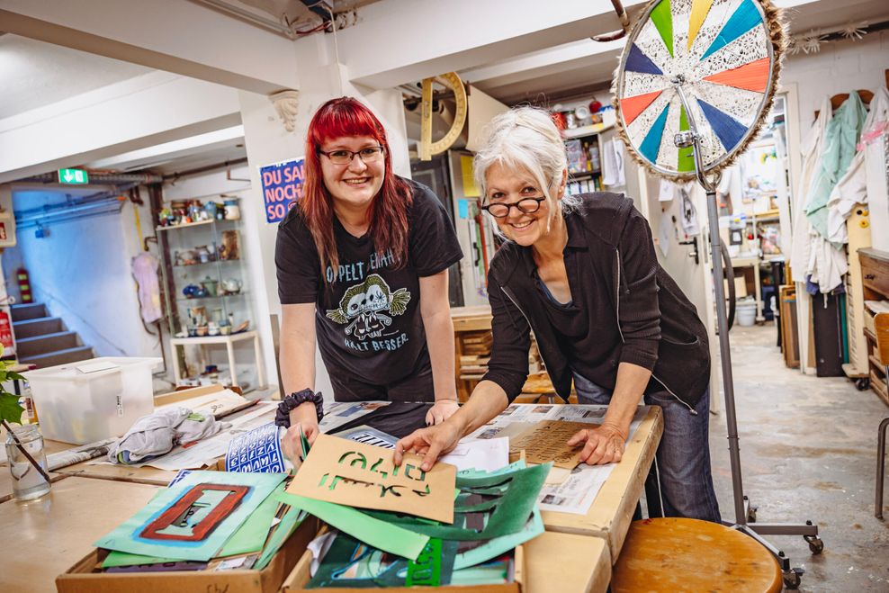 Christina Harms (l.) und Sigrun Schindler kümmern sich im Stadtteil- und Kulturzentrum „Motte“ um Jugendliche.