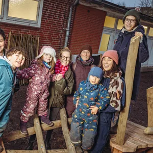 Vorstandsmitglied Justine McIlhargey, Sohn James, die kleine Enni, Vorstandsmitglied Miriam Böndel, Vorstandsmitglied Andrea Mokosch, der kleine Noah und Kitaleiterin Sabine Maus auf dem Spielplatz der neuen KinderVilla.