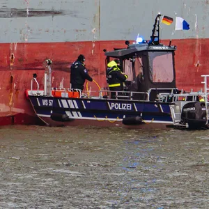 Die Polizeitaucher suchten den Rumpf des Schiffes nach möglichem verstecktem Kokain ab.