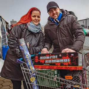 Jan (34) und Stella (34) haben für ihre Silvesterparty ordentlich zugeschlagen.