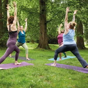 Frauen machen Gymnastik