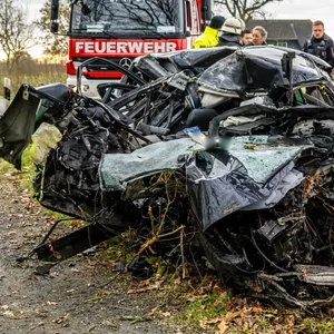 Mann verliert auf Landstraße bei Flensburg die Kontrolle über sein Fahrzeug und rast gegen Baum. Toto