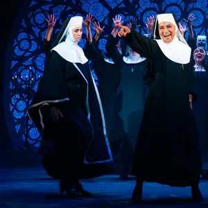 In einer Szene des Musicals singen die Nonnen vor der strengen Mutter Oberin.