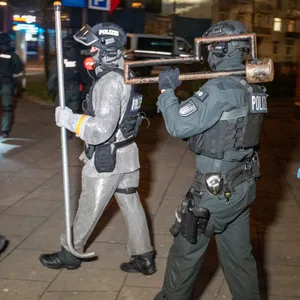 Polizisten einer Spezialeinheit in Hamburg im Einsatz (Symbolbild).