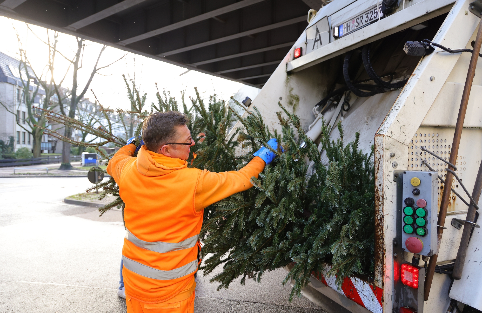 SRH-Mitarbeiter mit Weihnachtsbaum