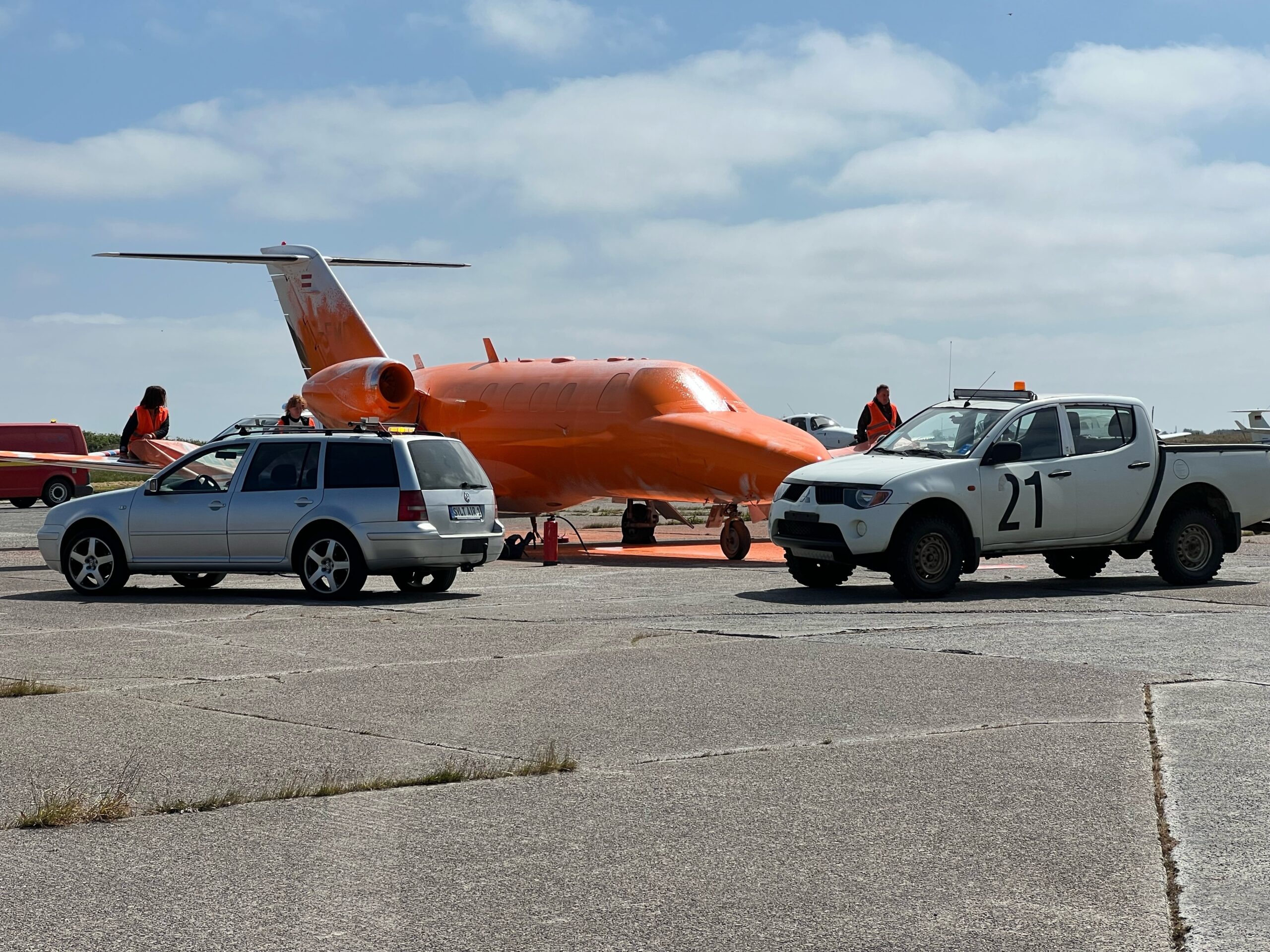 Ein Privatflugzeug auf dem Sylter Flughafen ist mit orangener Farbe besprüht