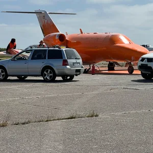 Ein Privatflugzeug auf dem Sylter Flughafen ist mit orangener Farbe besprüht