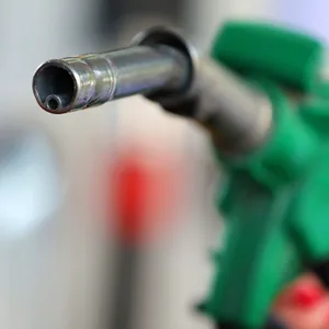 Zapfpistole an der Tankstelle (Symbolbild).