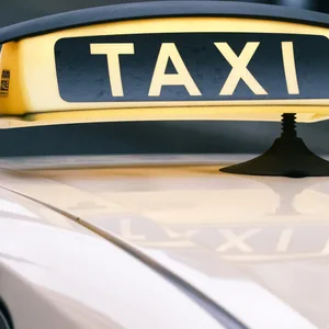 Ein Taxifahrer wurde am Sonntag angegriffen und sein Fahrzeug geklaut. (Symbolbild)