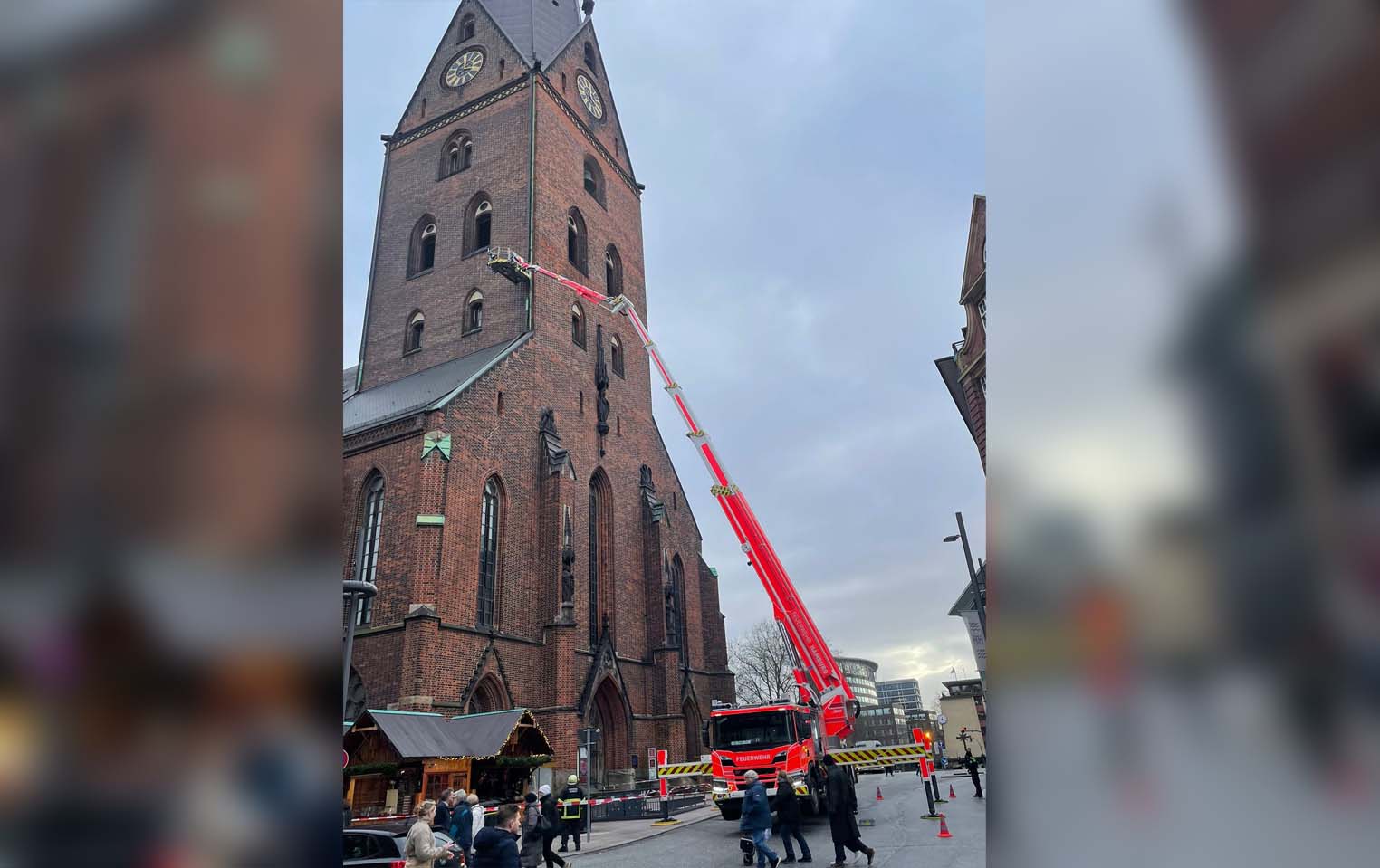 Alarm an der MÖ – Teile der Petri Kirchen drohen abzustürzen - Europas höchstes Rettungsfahrzeug im Einsatz