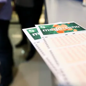 Brasilien: Tipper stellen sich in einer Lotto-Annahmestelle an.
