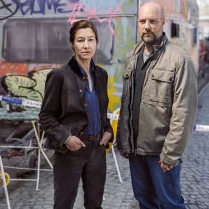 Kriminalhauptkommissarin Cris Blohm (Johanna Wokalek) und Kriminalhauptkommissar Dennis Eden (Stephan Zinner) in einer Szene des Krimis „Polizeiruf 110: Jenseits des Rechts“