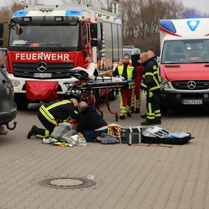 Eine 93-Jährige wurde auf einem Parkplatz in Rostock angefahren. Zeugen stabilisieren die Verletzte, bis die Rettungskräfte eintrafen.