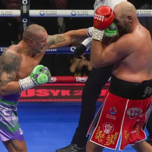 Oleksandr Usyk trifft Tyson Fury im Gesicht.