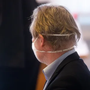 Der Angeklagte sitzt im Gerichtssaal im Landgericht Hildesheim.