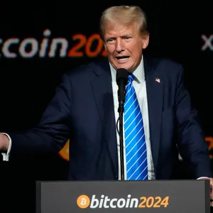 Trump hält Rede auf einem Podest mit Aufschrift „Bitcoin2024“