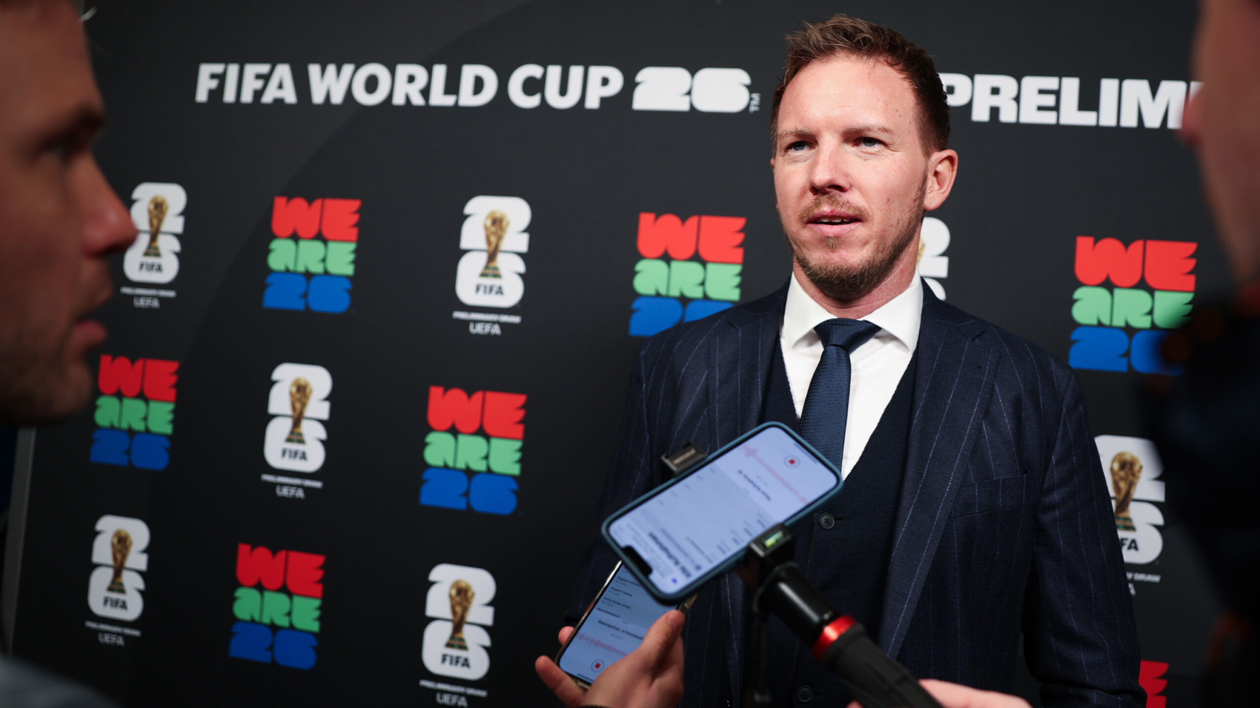 Julian Nagelsmann in der Mixed Zone bei der Auslosung der WM-Qualifikation