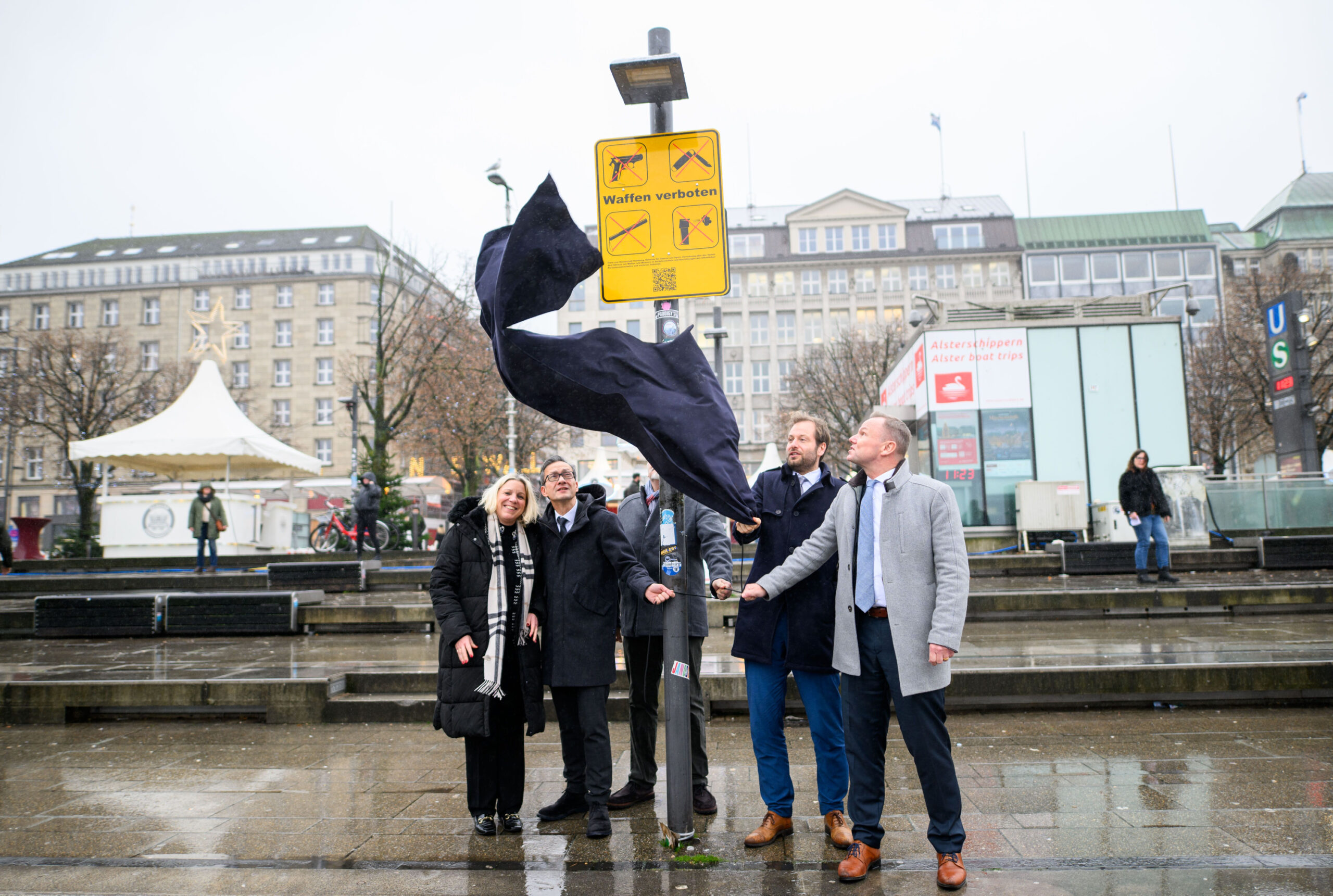 Schild wird enthüllt