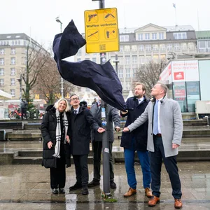 Schild wird enthüllt