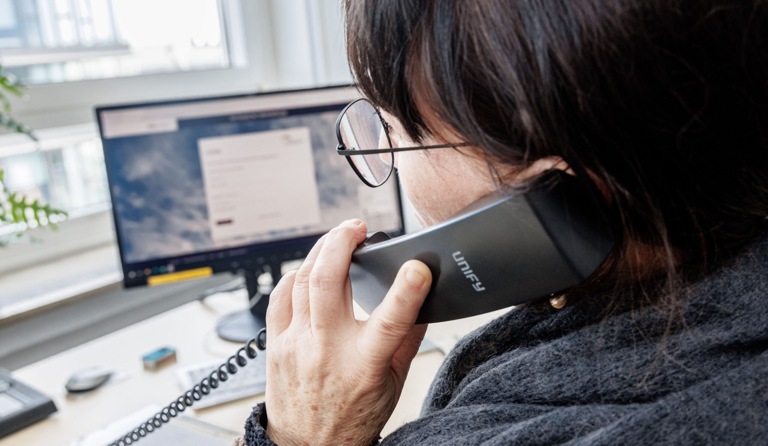 Eine Mitarbeiterin des Diakonischen Werks Hamburg führt ein Telefonseelsorge-Gespräch.