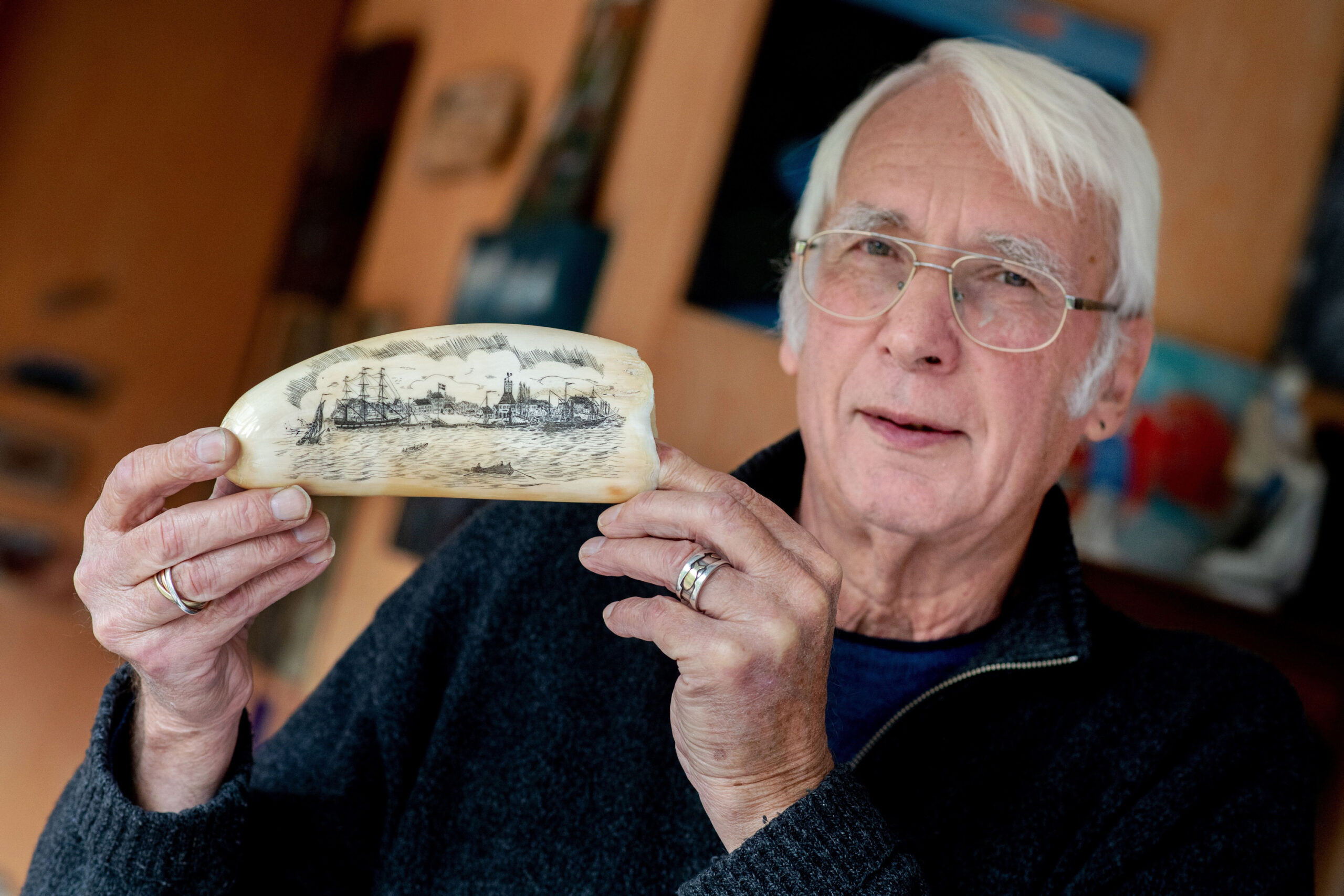 Gert Rosenbohm (77) hält einen Walzahn in den Händen.