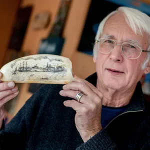 Gert Rosenbohm (77) hält einen Walzahn in den Händen.