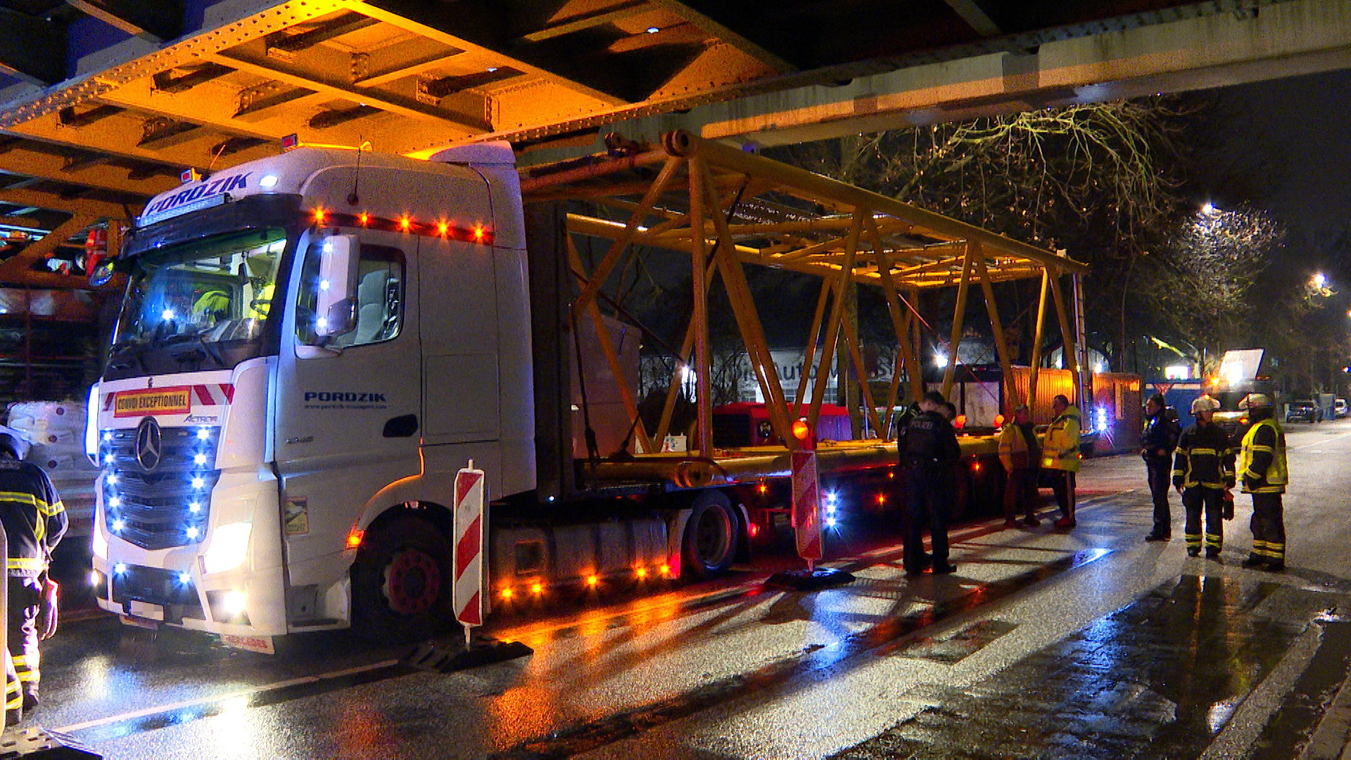 Der Schwerlasttransporter hat die Brücke über die Kieler Straße in Hamburg gerammt.