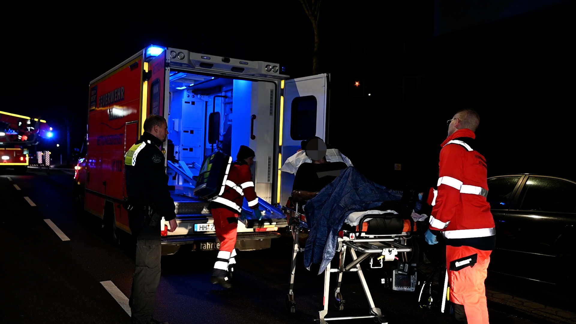 Der lebensgefährlich verletzte Bewohner der Wohnung in Hamburg-Rahlstedt wird ins Krankenhaus gebracht.